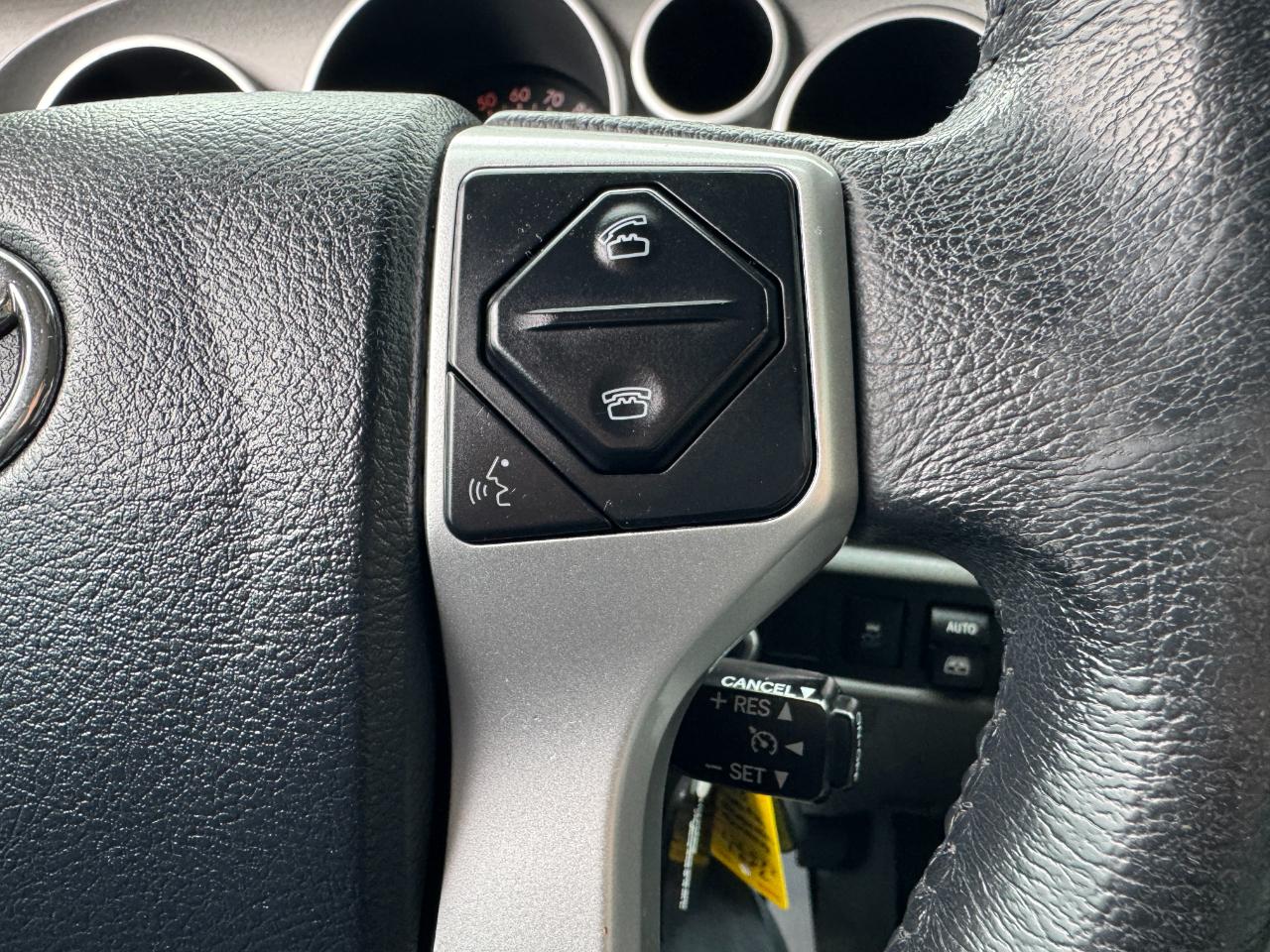 Toyota Sequoia 4WD 5.7L SR5 (Natl) 2016