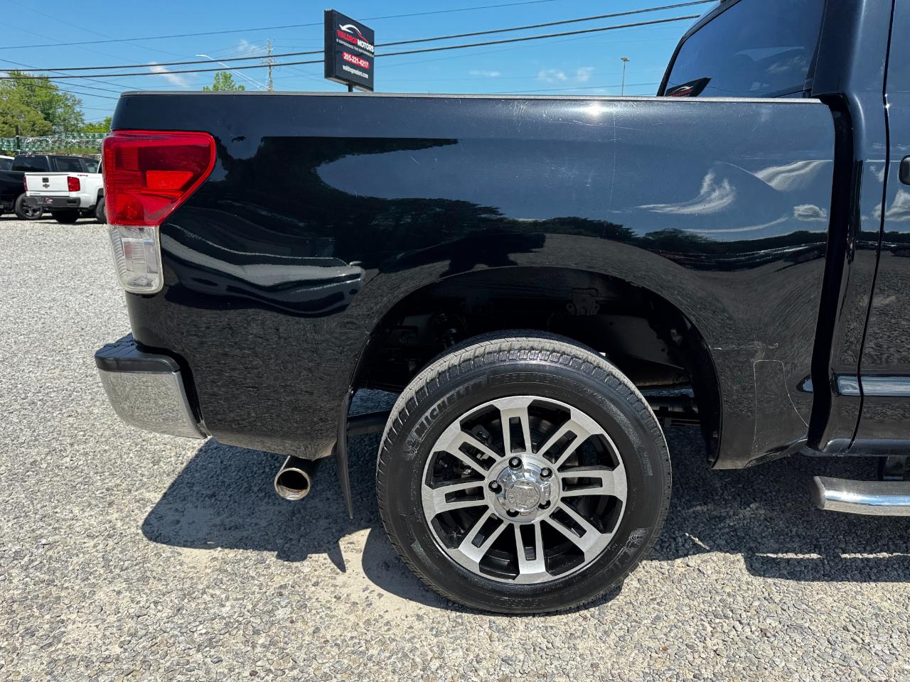 Toyota Tundra 4WD Truck CrewMax 5.7L FFV V8 6-Spd AT (Natl) 2013