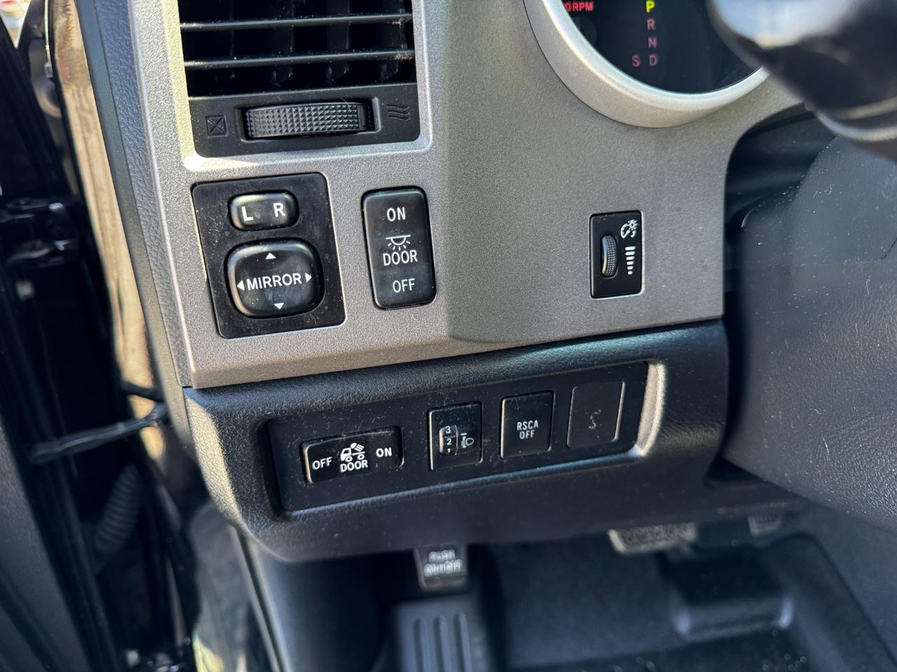 Toyota Tundra 4WD Truck CrewMax 5.7L FFV V8 6-Spd AT (Natl) 2013