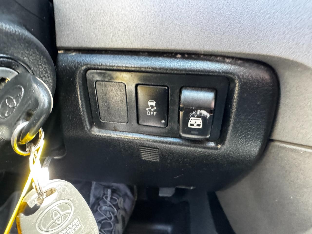 Toyota Tundra 4WD Truck CrewMax 5.7L FFV V8 6-Spd AT (Natl) 2013