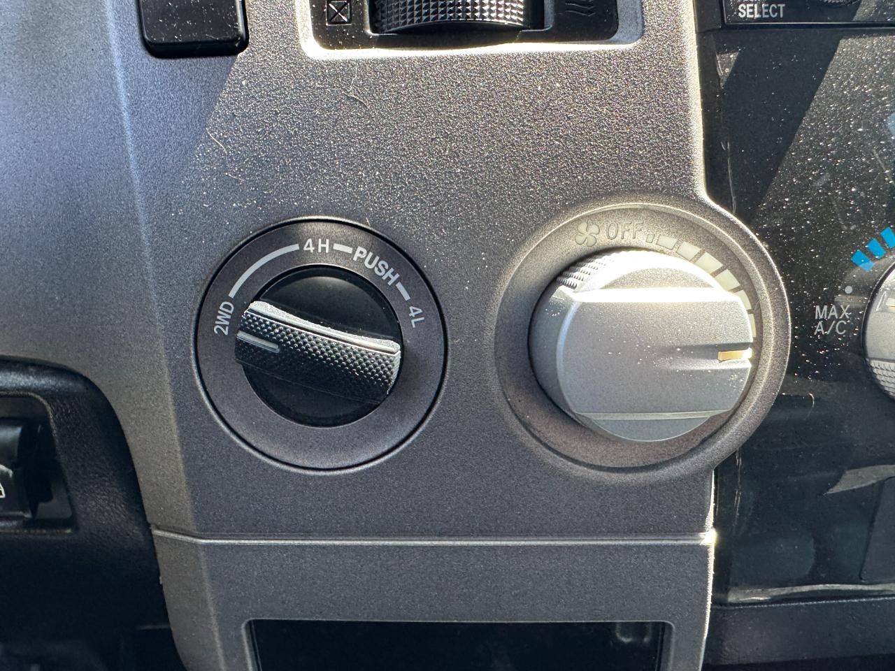 Toyota Tundra 4WD Truck CrewMax 5.7L FFV V8 6-Spd AT (Natl) 2013