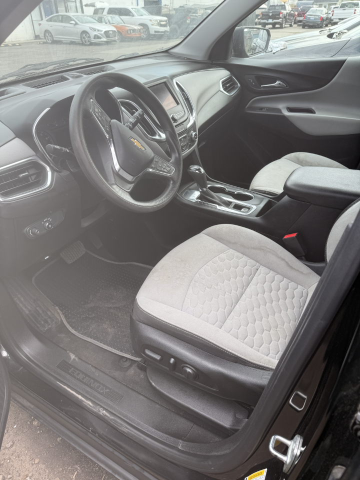 2021 Chevrolet Equinox LS photo 2