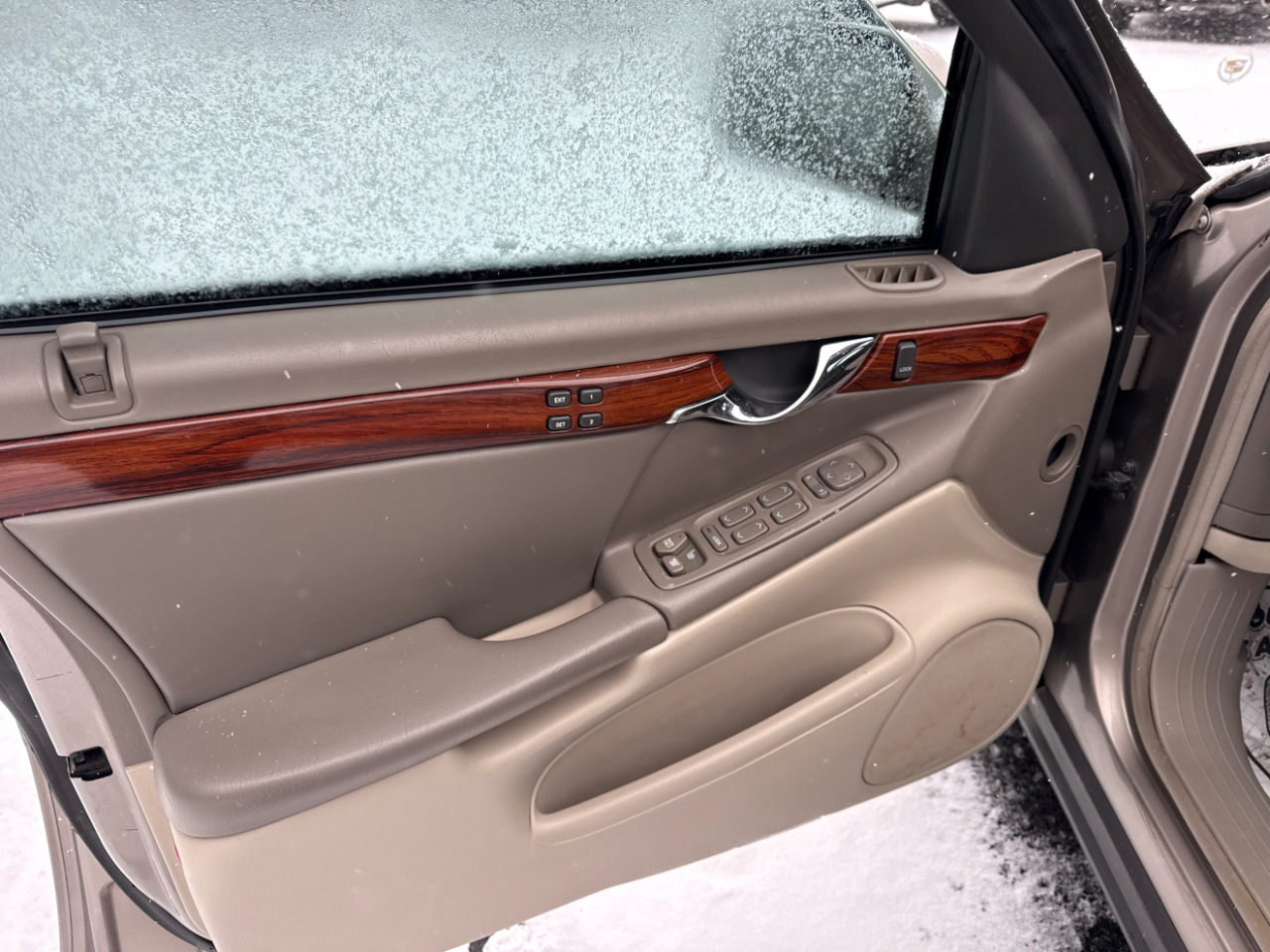 Cadillac DeVille 4dr Sdn 2003