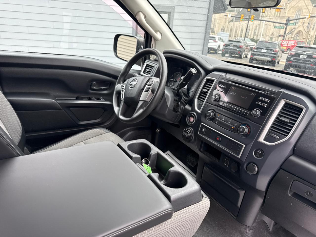 Nissan Titan 4x4 Crew Cab S 2017