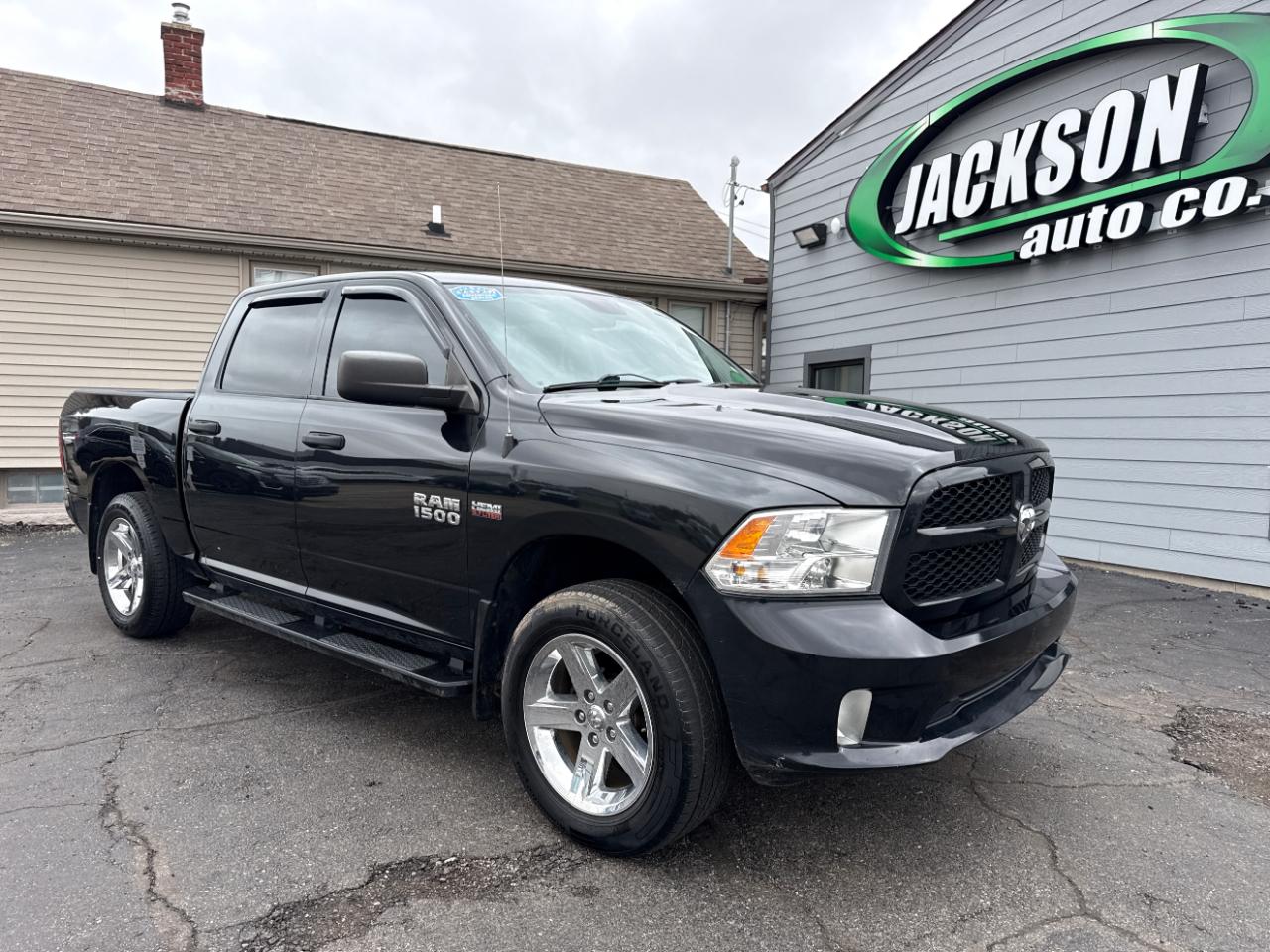RAM 1500 4WD Crew Cab 140.5" Express *Ltd Avail* 2017