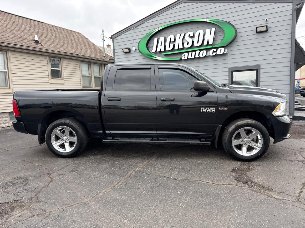 RAM 1500 4WD Crew Cab 140.5" Express *Ltd Avail* 2017
