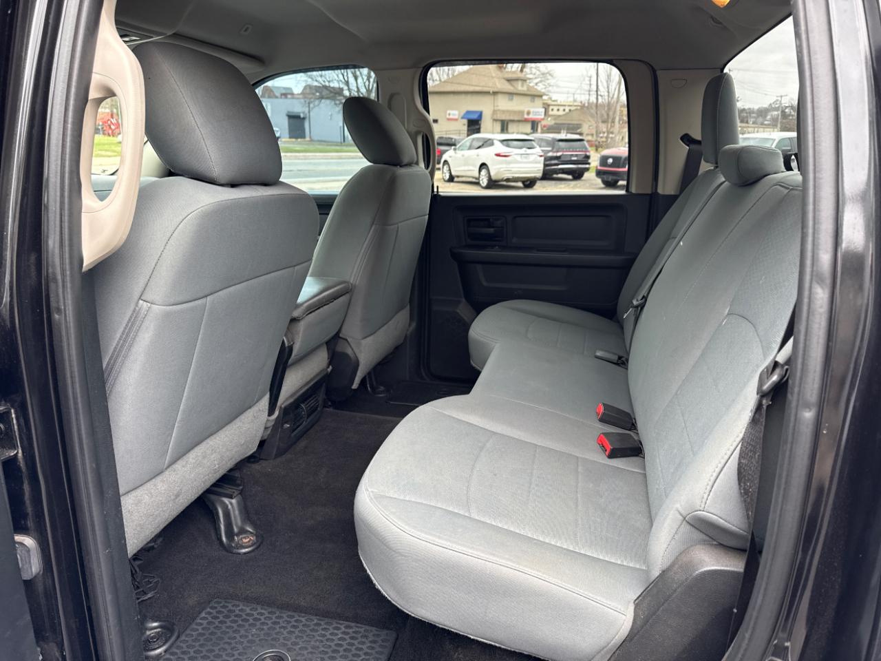 RAM 1500 4WD Crew Cab 140.5" Express *Ltd Avail* 2017