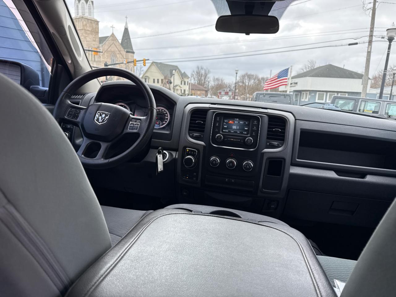 RAM 1500 4WD Crew Cab 140.5" Express *Ltd Avail* 2017