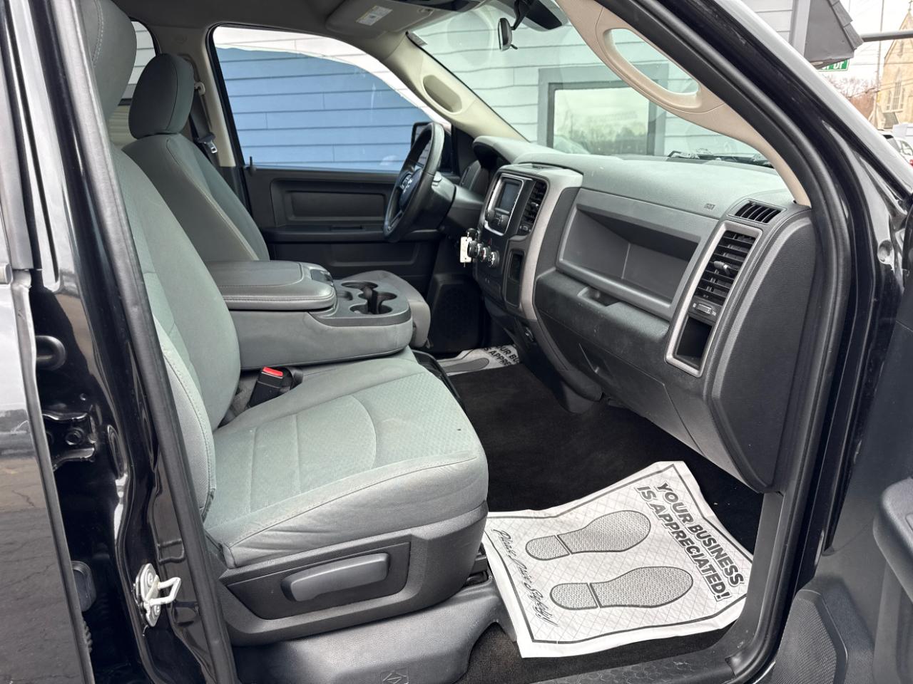 RAM 1500 4WD Crew Cab 140.5" Express *Ltd Avail* 2017