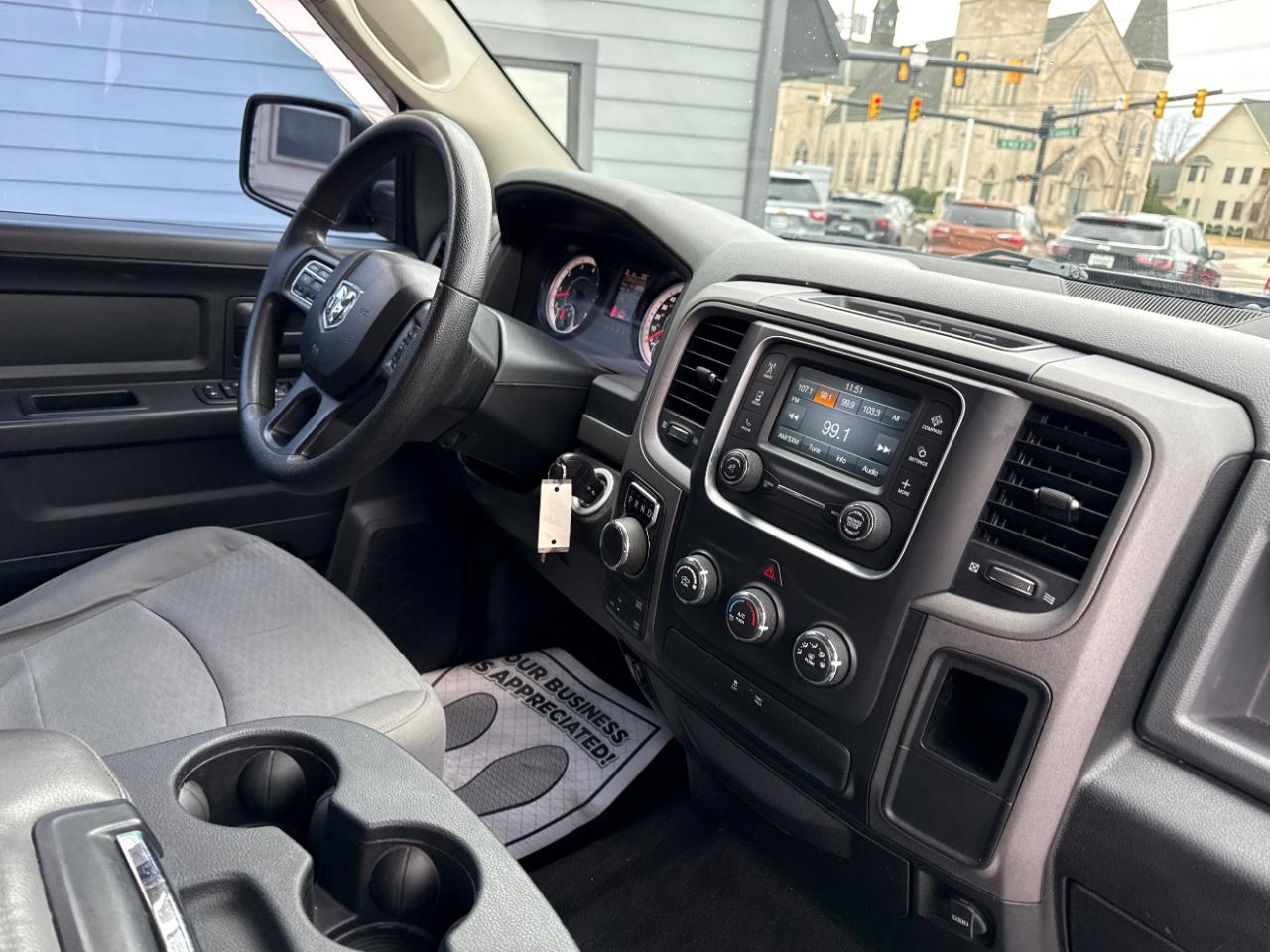 RAM 1500 4WD Crew Cab 140.5" Express *Ltd Avail* 2017