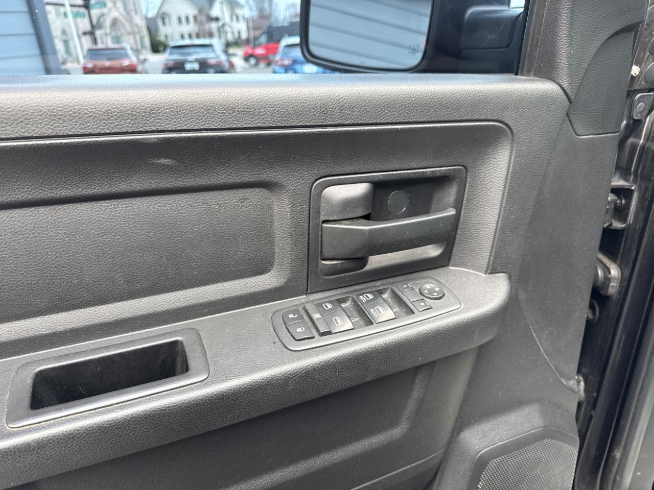 RAM 1500 4WD Crew Cab 140.5" Express *Ltd Avail* 2017