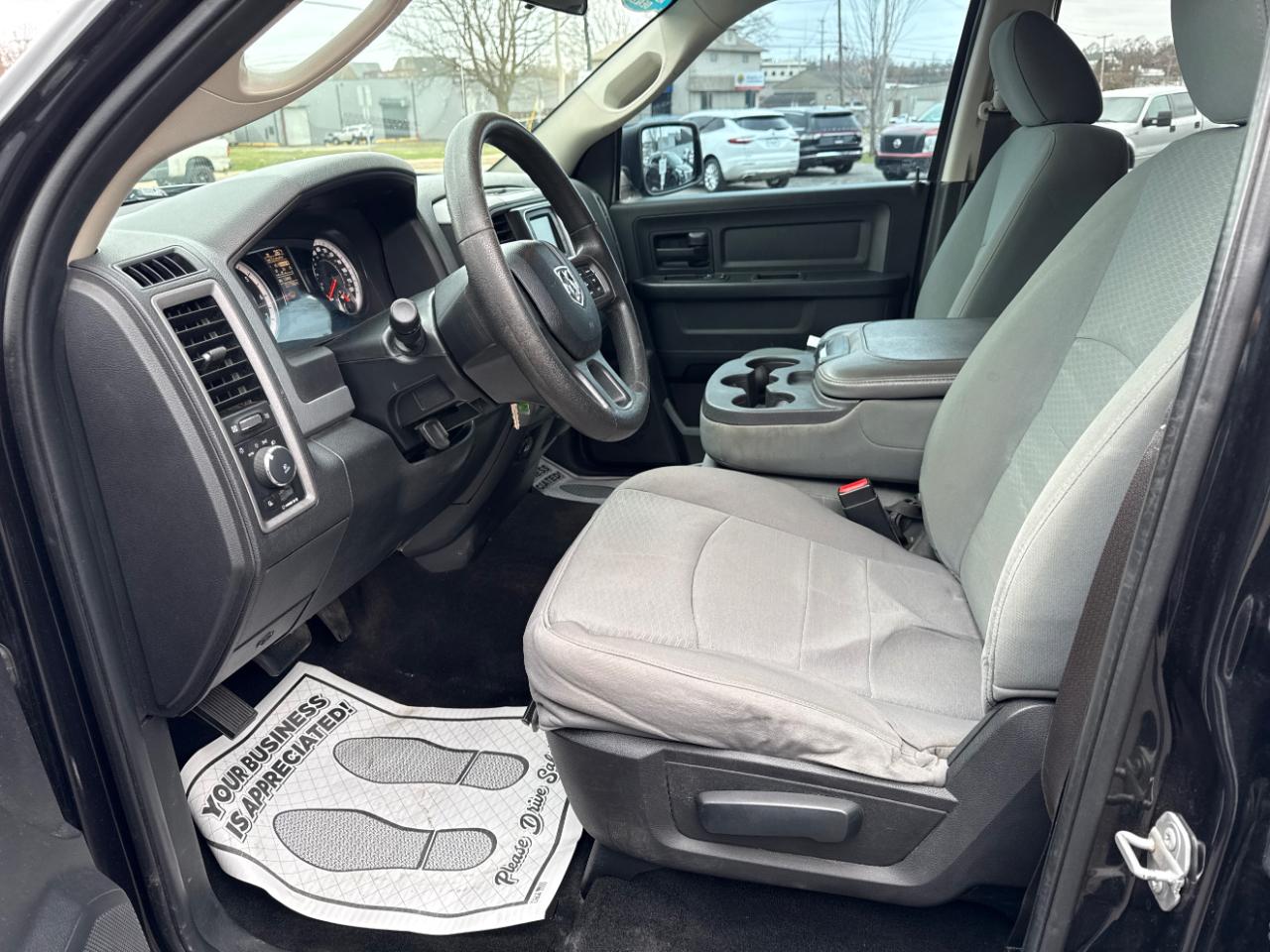 RAM 1500 4WD Crew Cab 140.5" Express *Ltd Avail* 2017