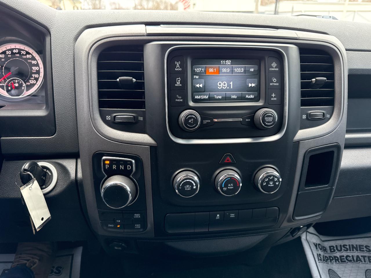 RAM 1500 4WD Crew Cab 140.5" Express *Ltd Avail* 2017