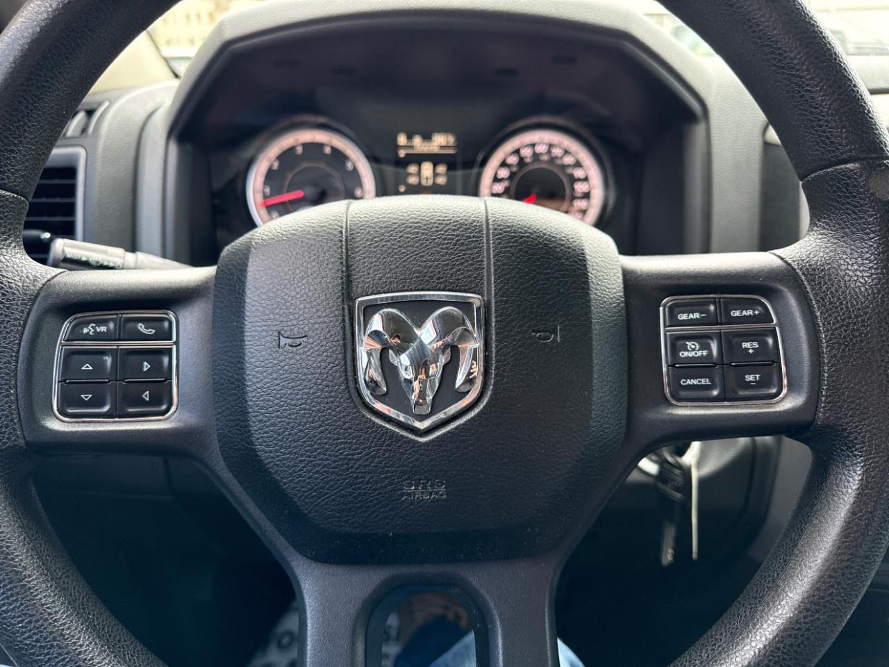 RAM 1500 4WD Crew Cab 140.5" Express *Ltd Avail* 2017