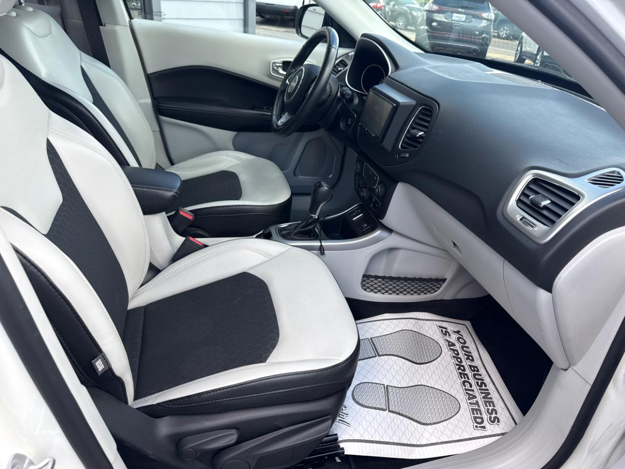 Jeep Compass Latitude w/Sun/Wheel Pkg FWD 2019