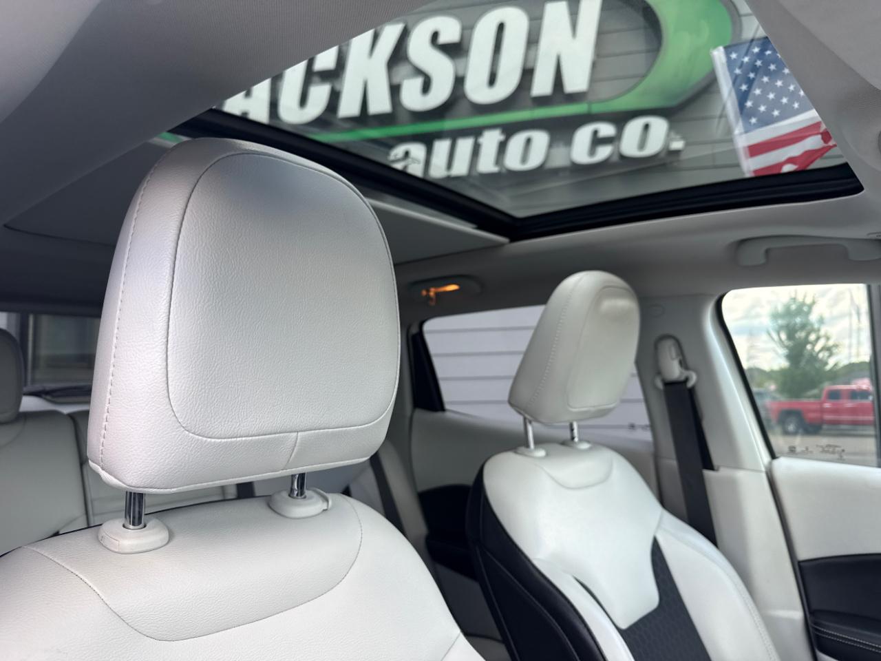 Jeep Compass Latitude w/Sun/Wheel Pkg FWD 2019