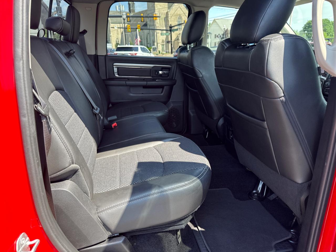 RAM 1500 4WD Crew Cab 140.5" Sport 2015
