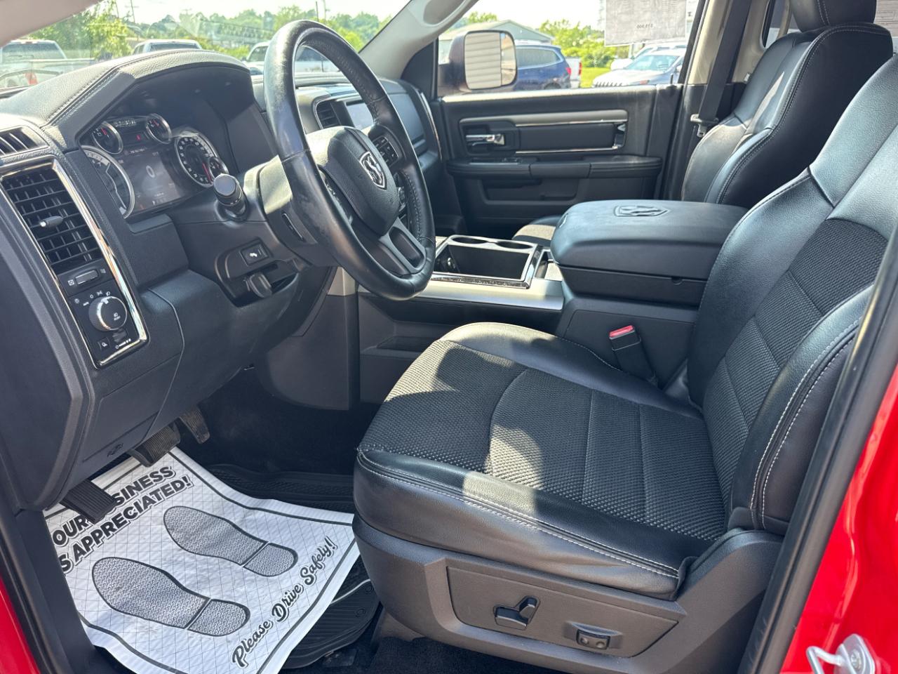RAM 1500 4WD Crew Cab 140.5" Sport 2015