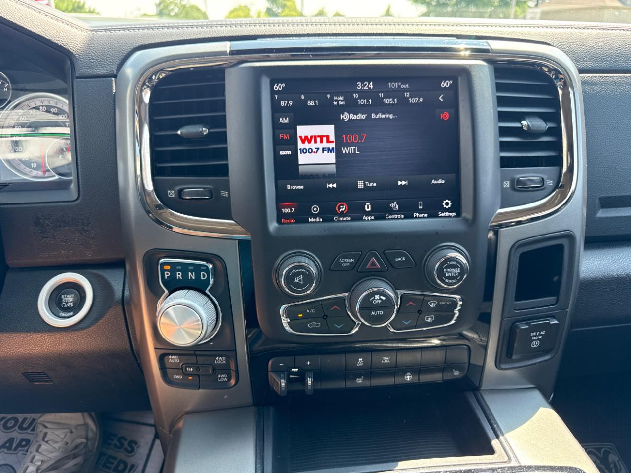 RAM 1500 4WD Crew Cab 140.5" Sport 2015