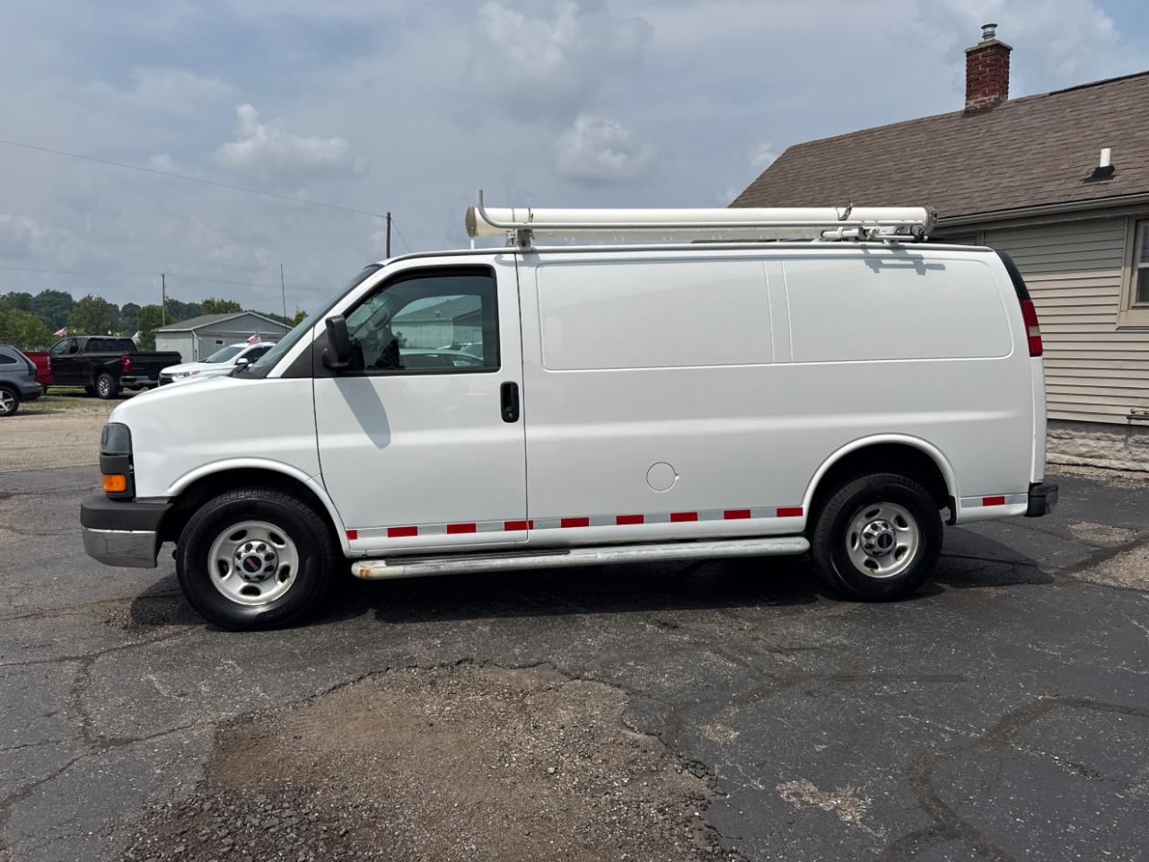 GMC Savana Cargo Van RWD 2500 135" 2015