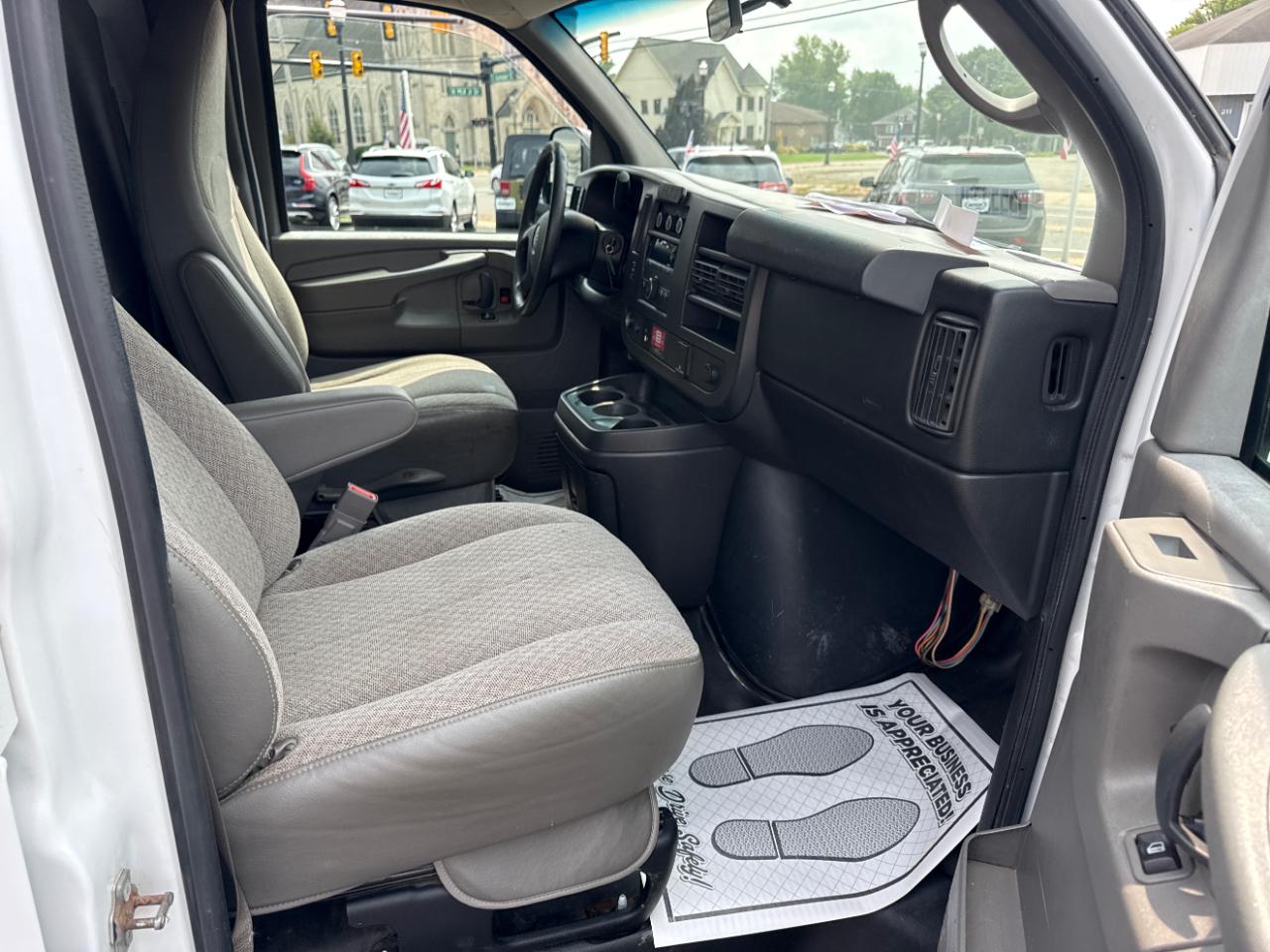 GMC Savana Cargo Van RWD 2500 135" 2015