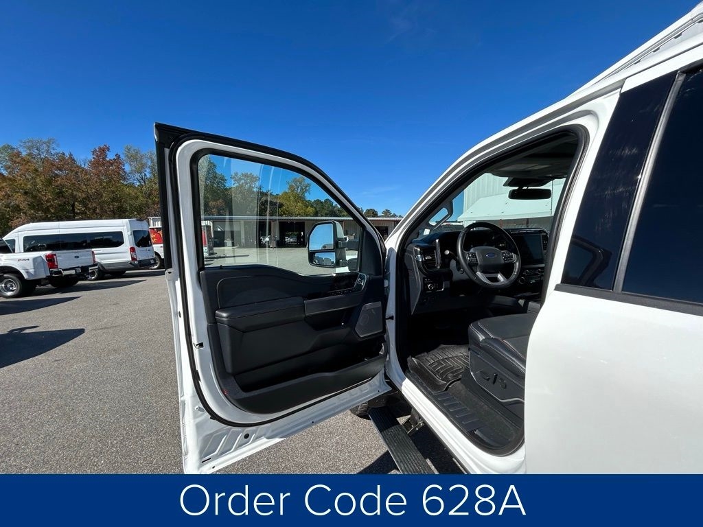 Ford F-350 SD King Ranch Crew Cab Long Bed DRW 4WD 2023