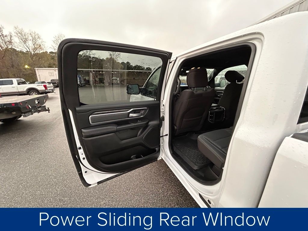 RAM 1500 Big Horn Crew Cab SWB 4WD 2022