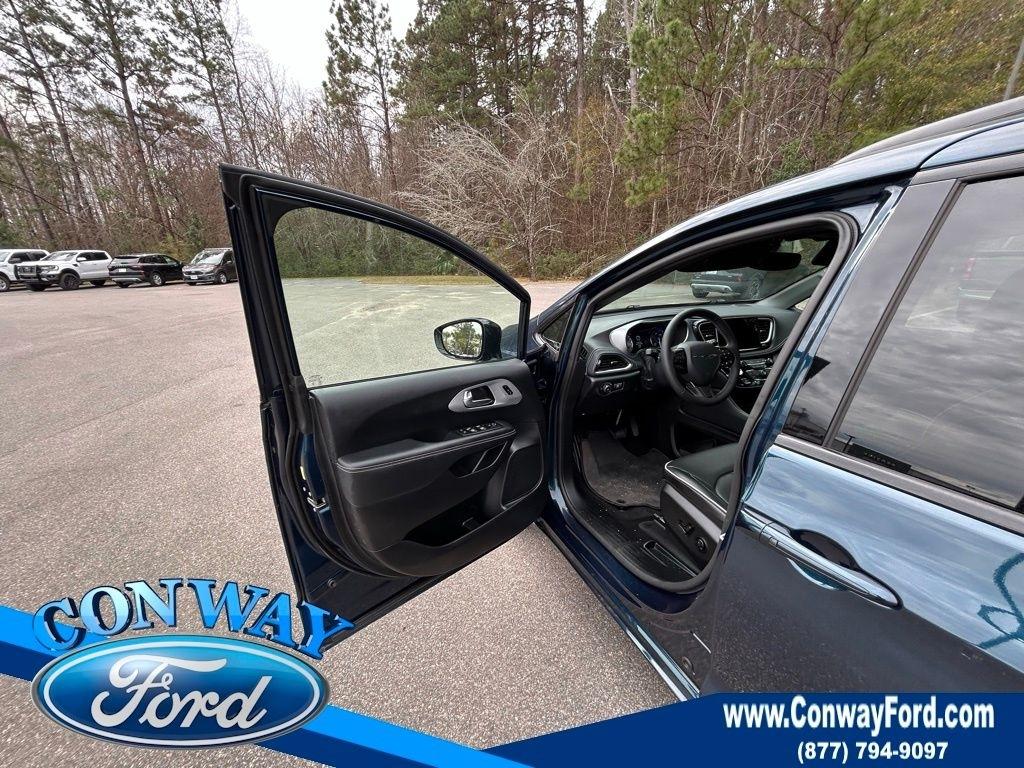 Chrysler Pacifica Limited 2025