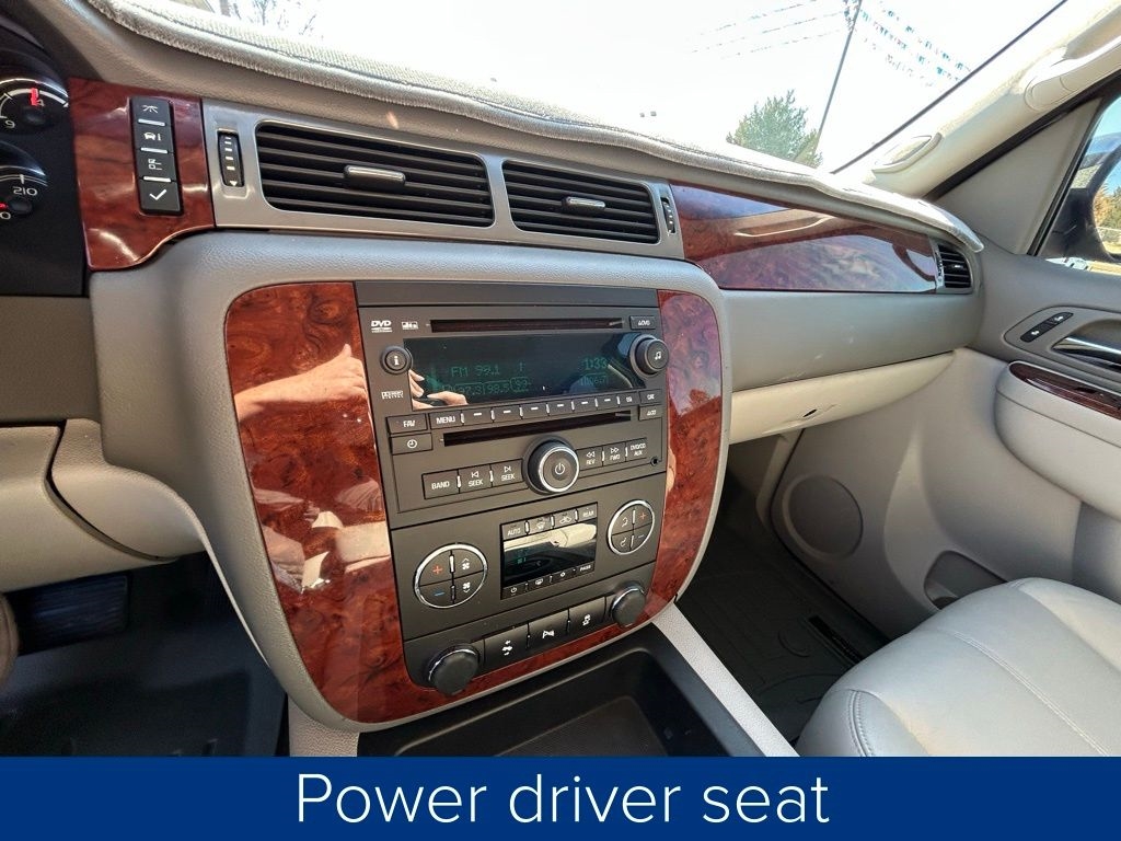 Chevrolet Suburban LT 1500 2WD 2012