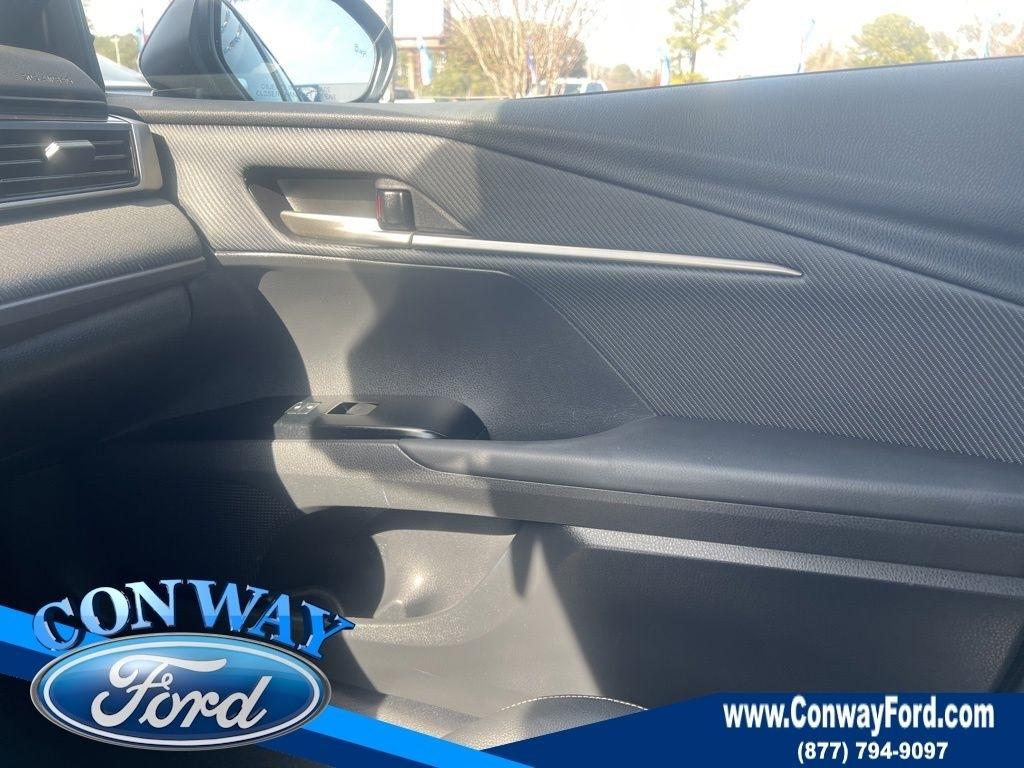 Toyota Camry Hybrid XLE 2025