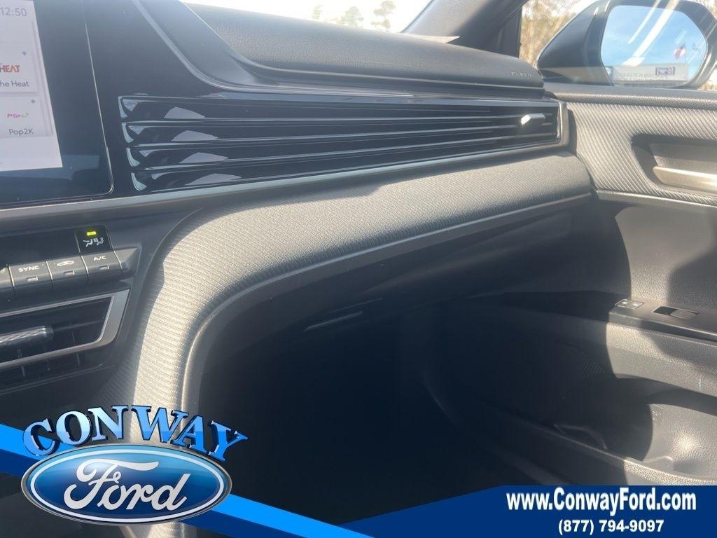 Toyota Camry Hybrid XLE 2025