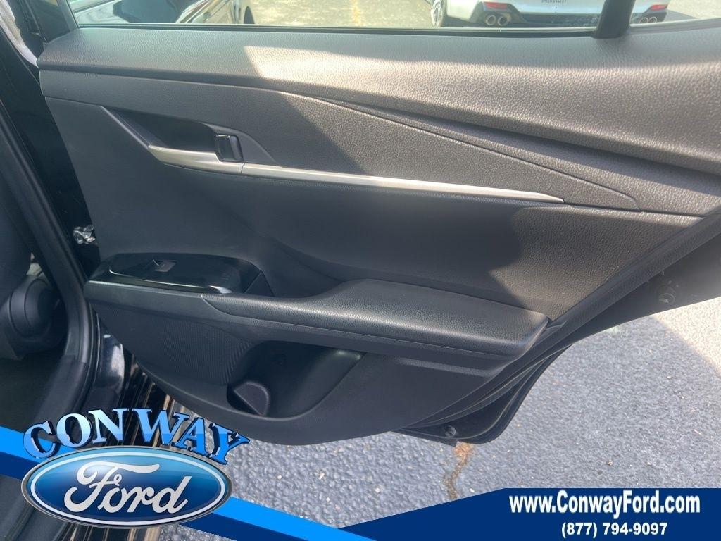 Toyota Camry Hybrid XLE 2025