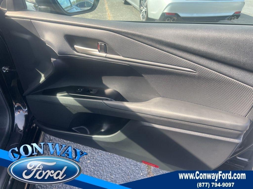 Toyota Camry Hybrid XLE 2025