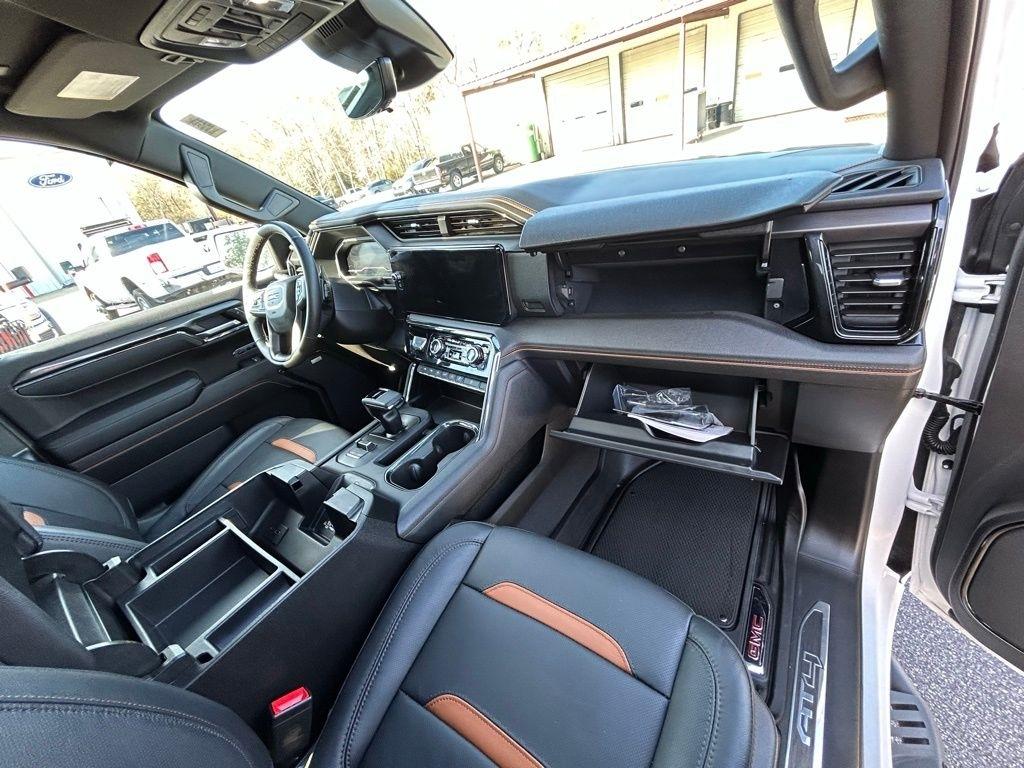 GMC Sierra 1500 AT4 Crew Cab 4WD 2025