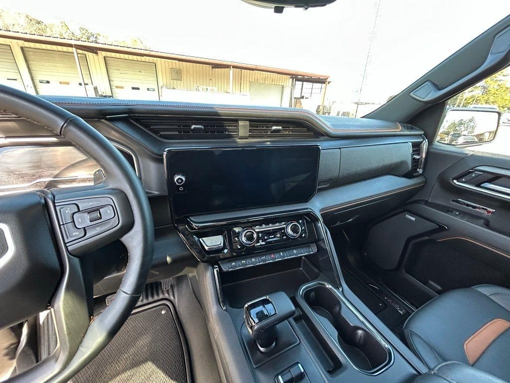 GMC Sierra 1500 AT4 Crew Cab 4WD 2025