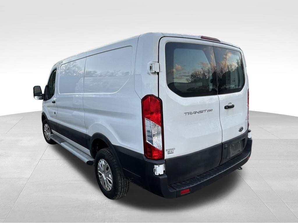 Ford Transit 250 Van Low Roof w/Sliding Pass. 130-in. WB 2020