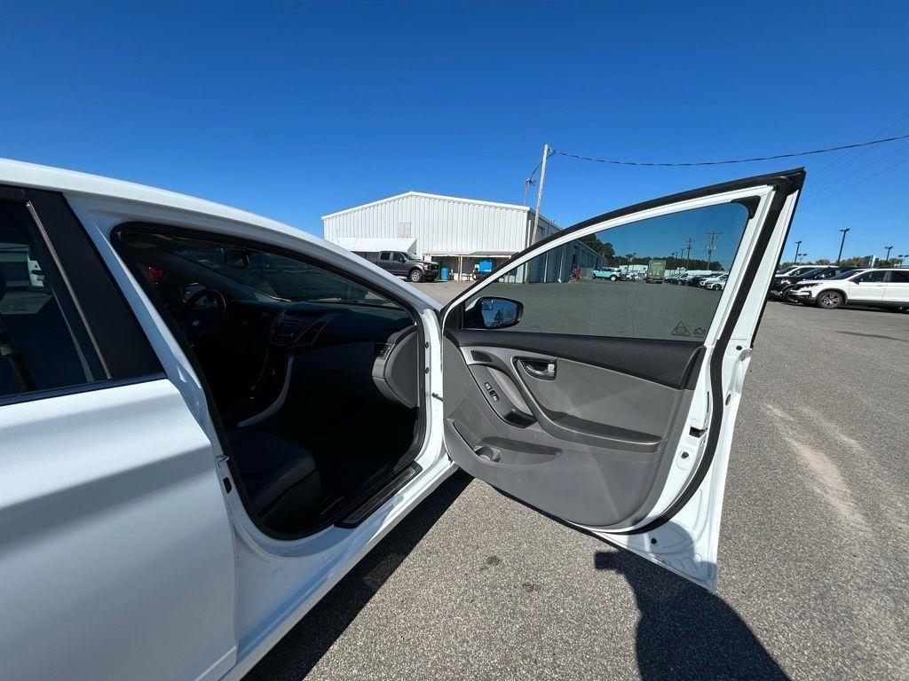 Hyundai Elantra SE 6AT 2016