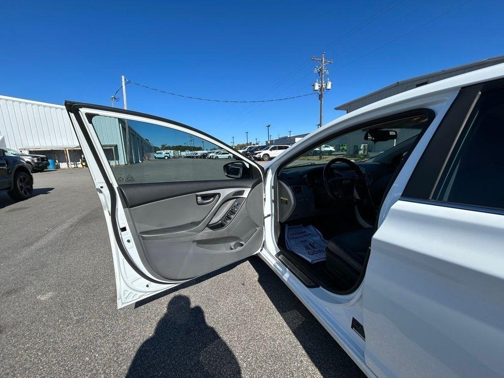 Hyundai Elantra SE 6AT 2016