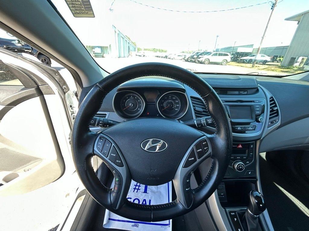 Hyundai Elantra SE 6AT 2016