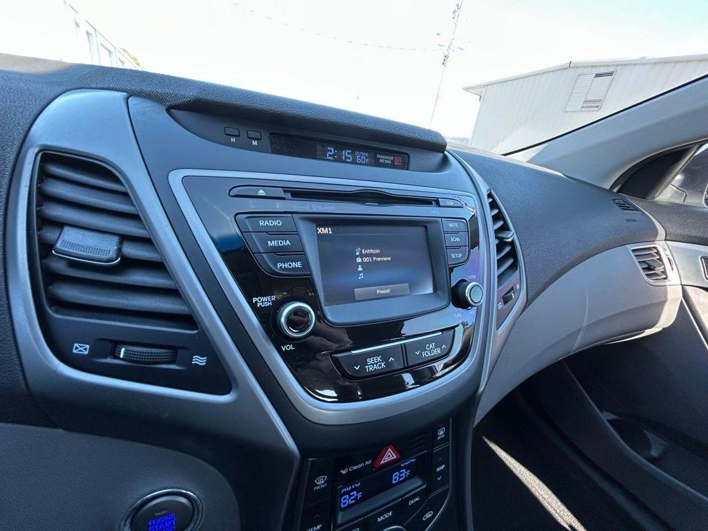 Hyundai Elantra SE 6AT 2016