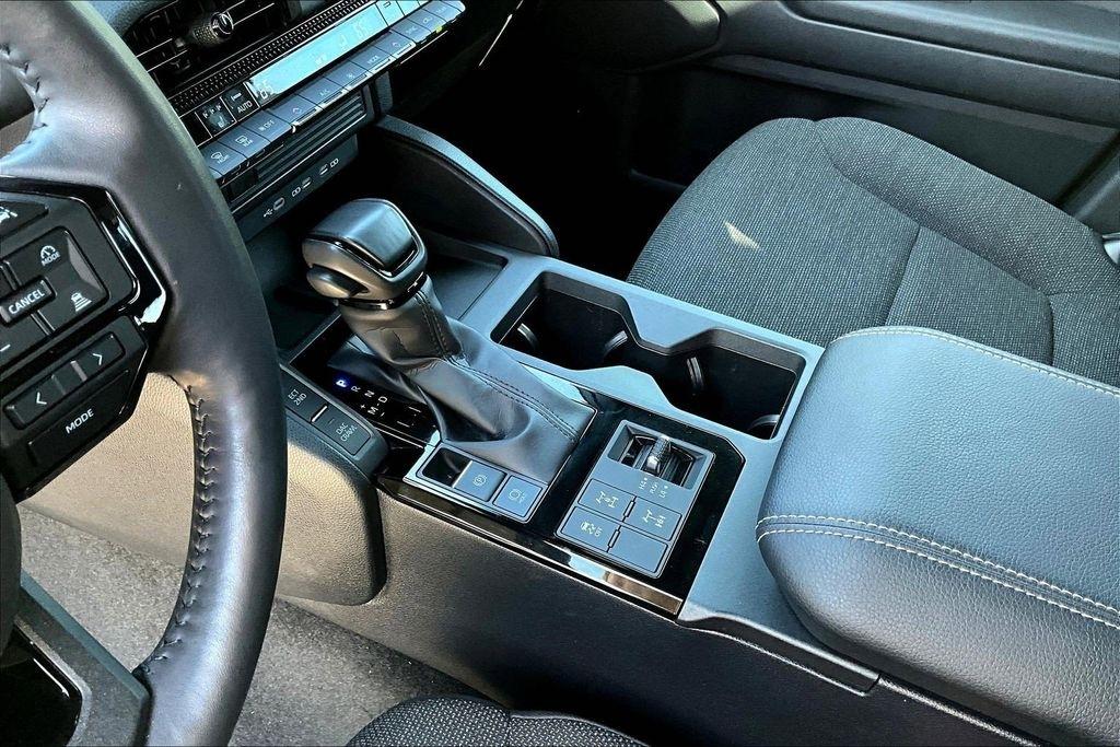 Toyota Land Cruiser Base 2024