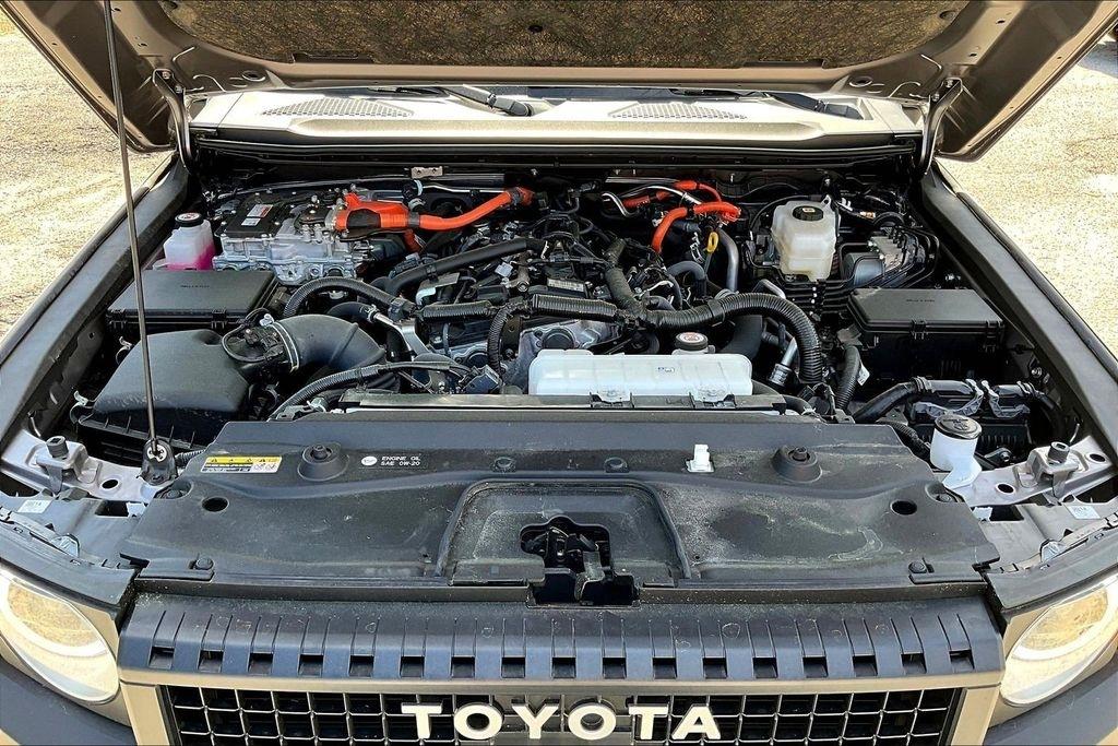 Toyota Land Cruiser Base 2024