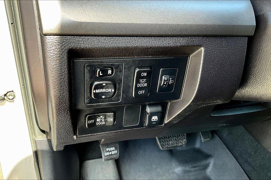 Toyota Tundra SR5 5.7L V8 FFV CrewMax 2WD 2016