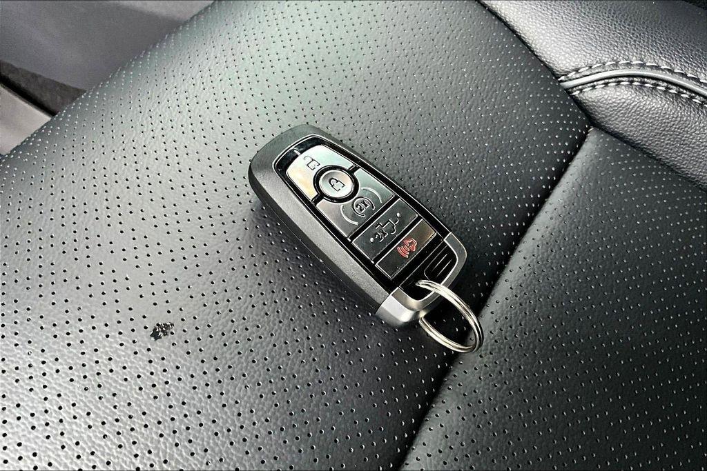 Ford F-150 Lariat SuperCrew 4WD 2025