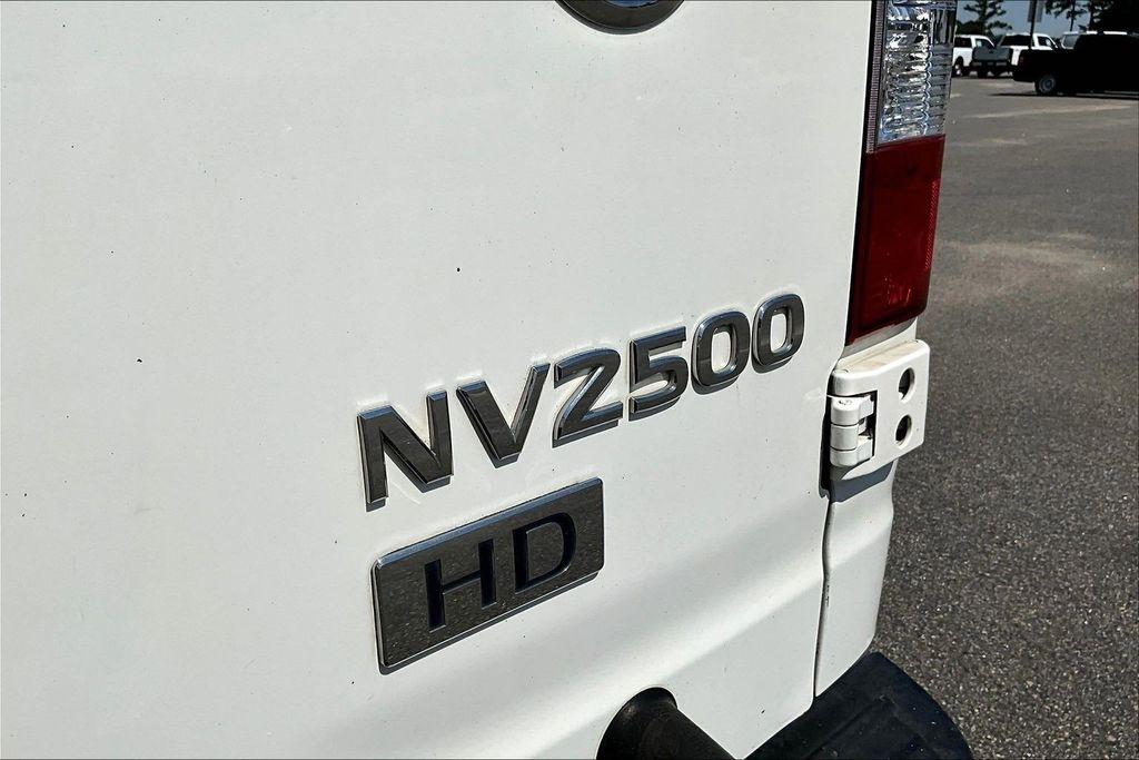 Nissan NV Cargo 2500 HD S V6 2012