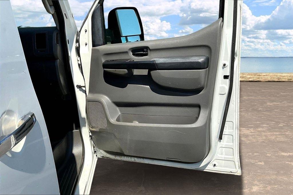 Nissan NV Cargo 2500 HD S V6 2012