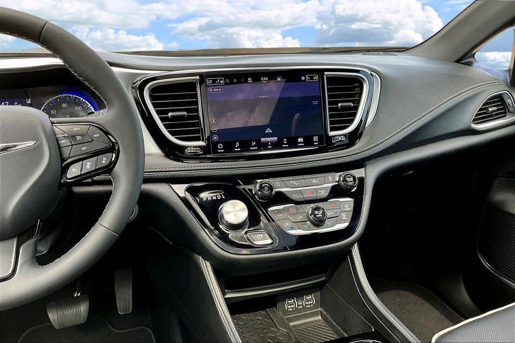 Chrysler Pacifica Limited 2025