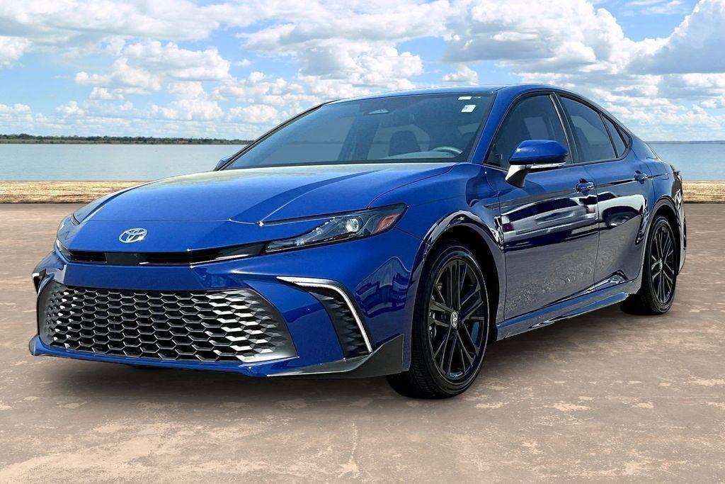 Toyota Camry Hybrid XLE 2026