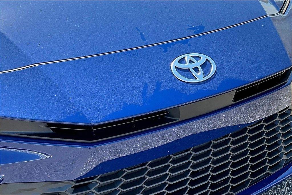 Toyota Camry Hybrid XLE 2026