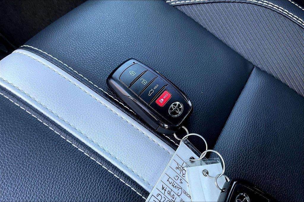 Toyota Camry Hybrid XLE 2026